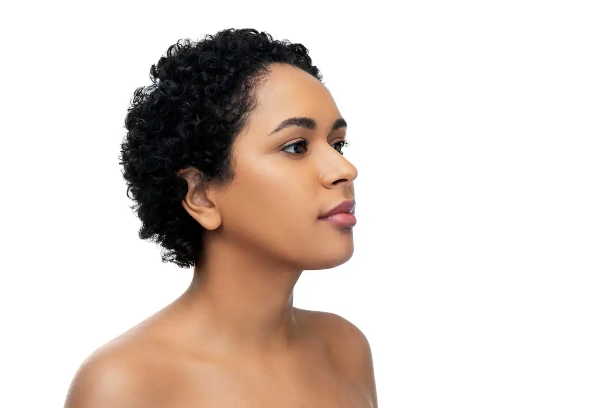 Rinoplastia étnica en Turquía: consulta de cirugía de nariz afro con un cirujano asociado en Estambul