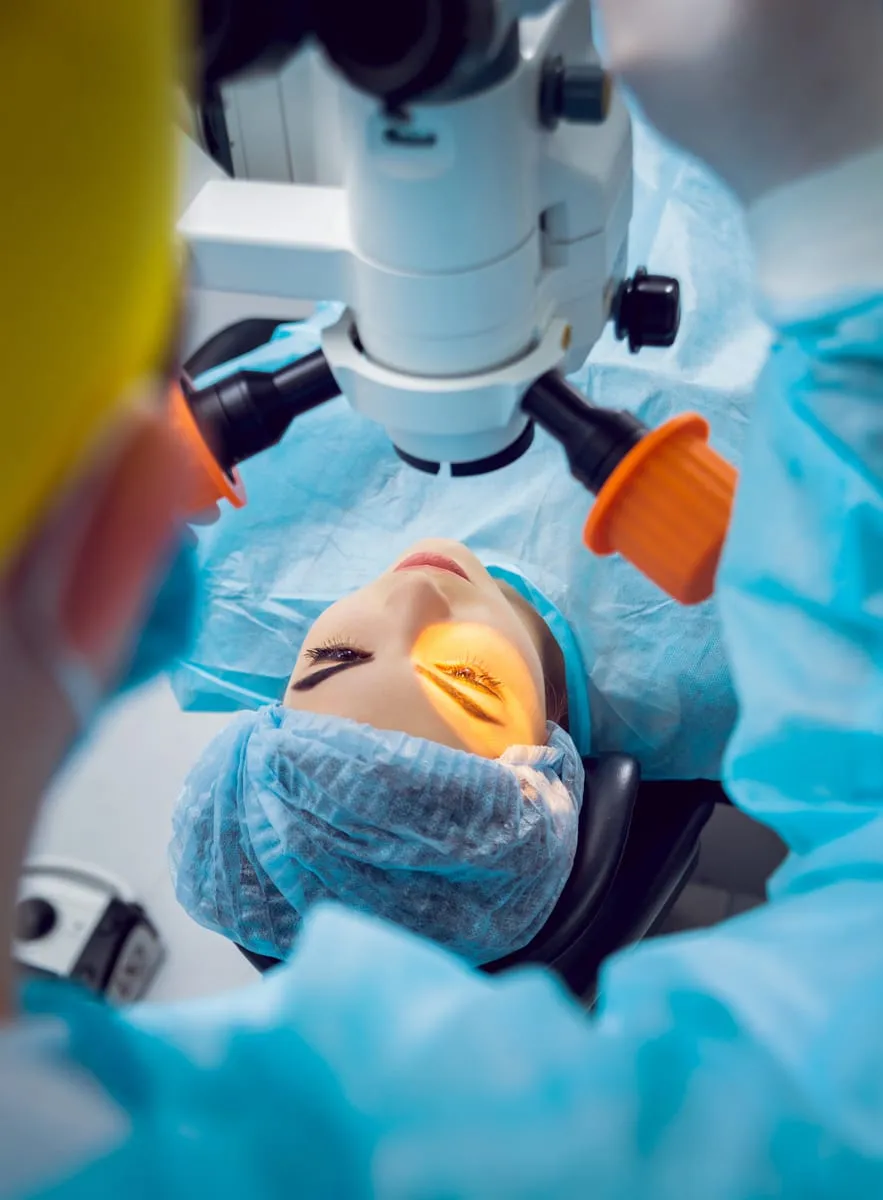 Ophthalmologist consulting an international eye surgery patient in Istanbul, coordinated by Luna Clinic Medical Travel Services