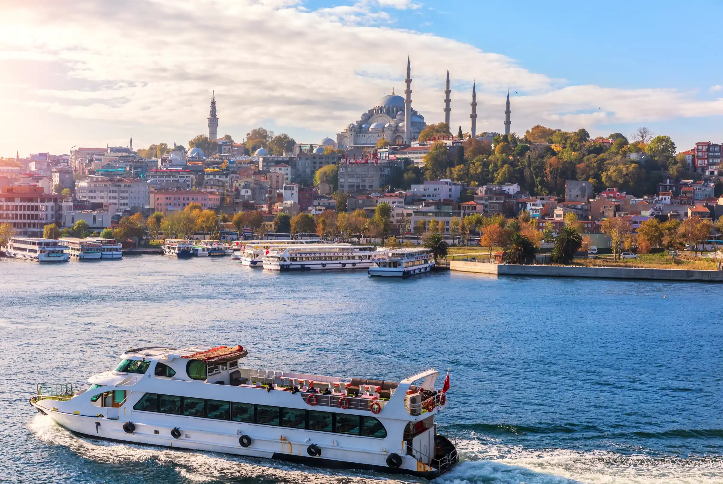 Lo skyline di Istanbul sul Bosforo, la meta del vostro viaggio medico con Luna Clinic