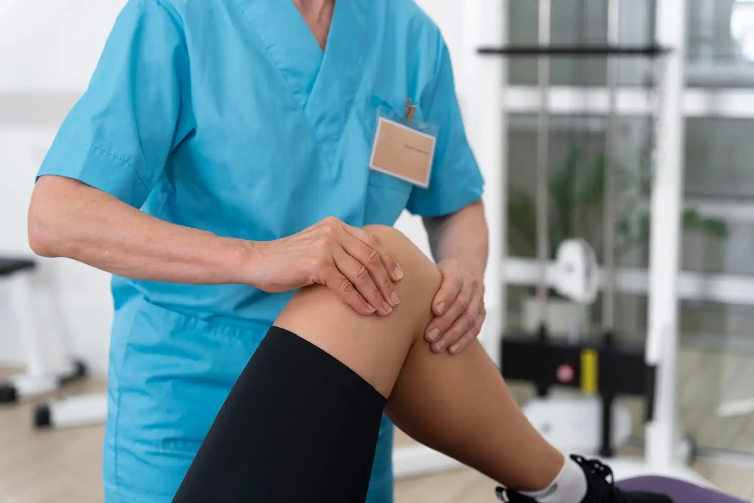 Examinarea genunchiului de către un medic ortoped, în evaluarea gonartrozei