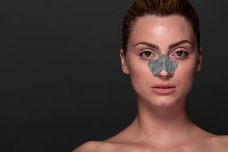 Una paciente en una consulta exhaustiva de rinoplastia