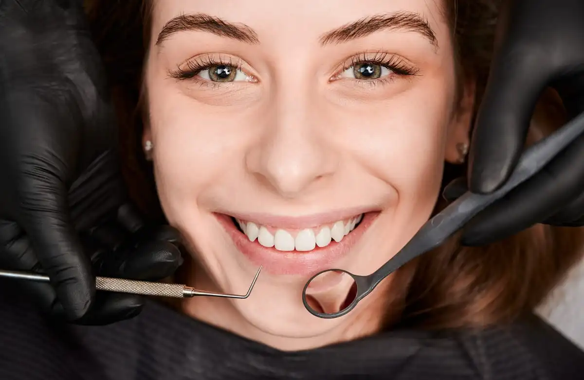 Paciente sonriendo tras un diseño de sonrisa de Hollywood con un dentista asociado en Turquía